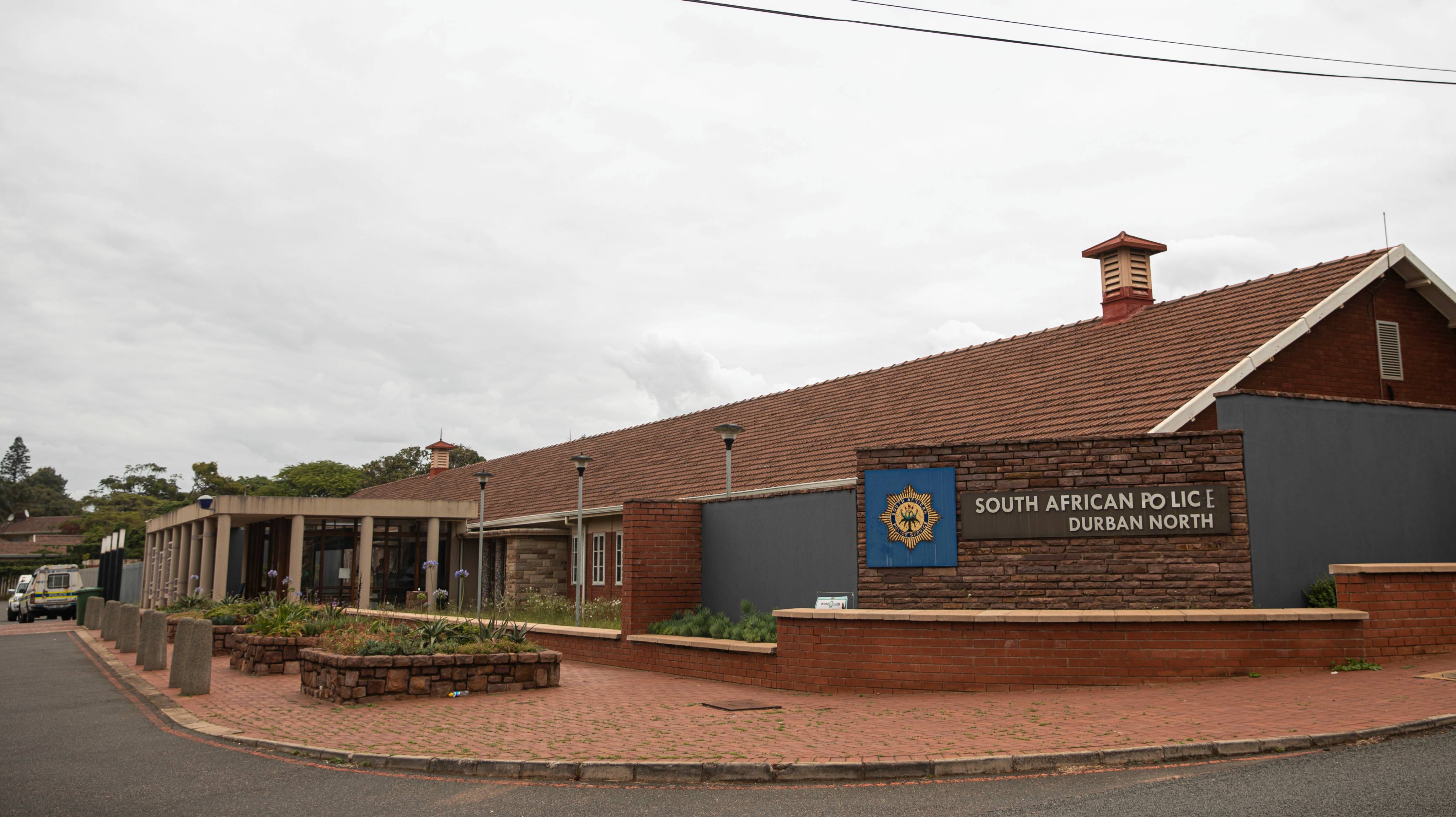 Reportagem sobre o bairro onde João Rendeiro viveu nos últimos dias antes de ser detido pelas autoridades sul-africanas. O ex-banqueiro João Rendeiro foi preso no dia 11 de dezembro, num hotel em Durban, na província sul-africana do KwaZulu-Natal, numa operação que resultou da cooperação entre as polícias portuguesa, angolana e sul-africana. Esquadra da polícia de Durban North onde João Rendeiro passou as duas primeiras noites depois de ser detido. Durban, África do Sul, 19 de dezembro de 2021. JOÃO PORFÍRIO/OBSERVADOR