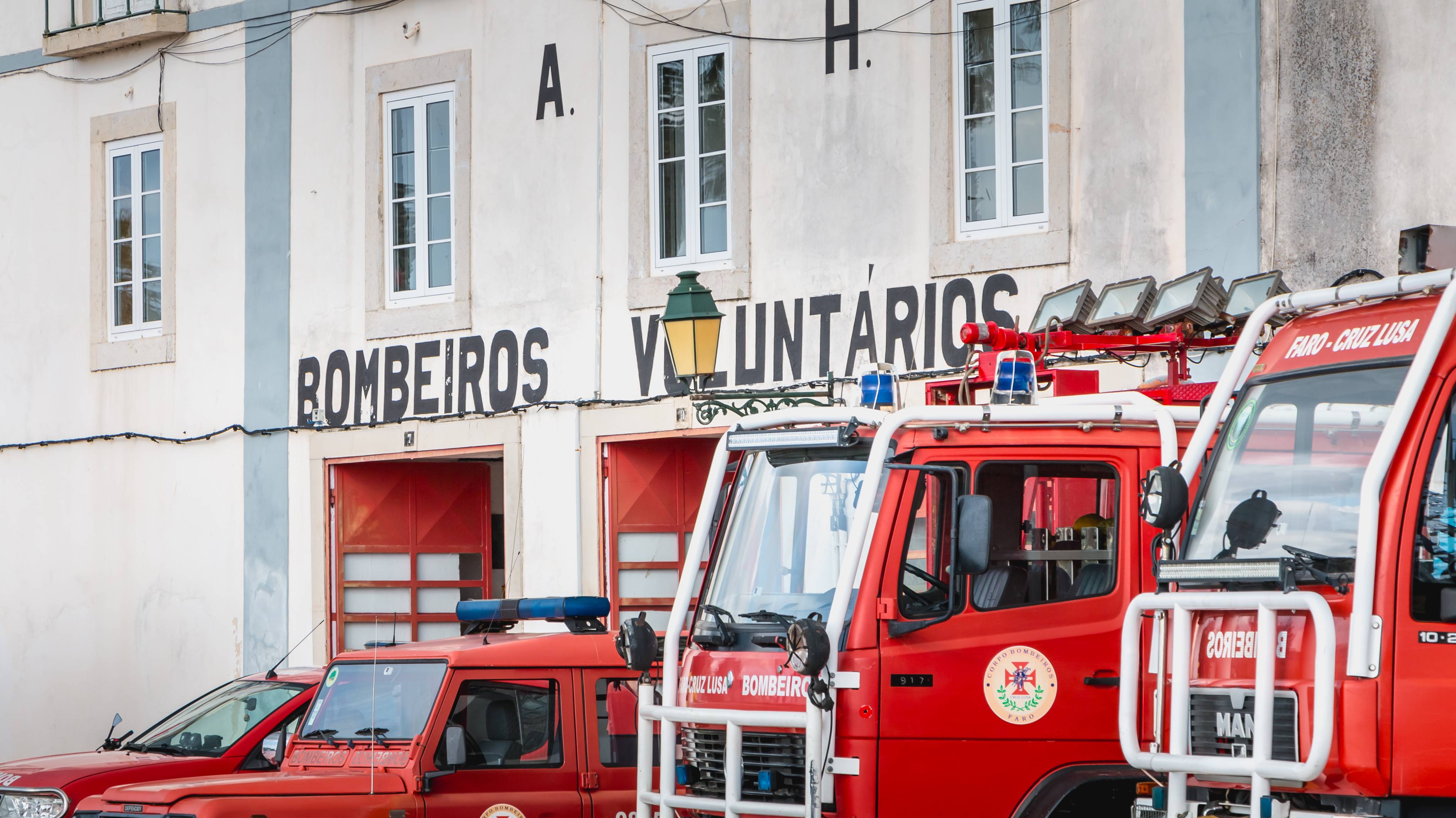 O comandante Cláudio Rocha explicou que o casal e um filho vão ser realojados em casa de amigos