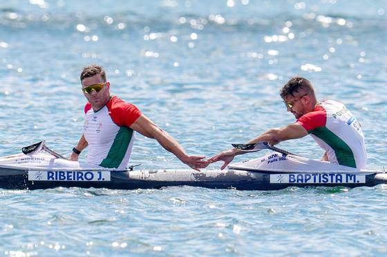 Os canoÃ­stas portugueses JoÃ£o Ribeiro (E) e Messias Baptista (D) reagem apÃ³s terminarem da prova da final de K2 500 metros em sexto, nos Jogos OlÃ­mpicos de Paris, em Paris, FranÃ§a, 09 de agosto de 2024. HUGO DELGADO/LUSA