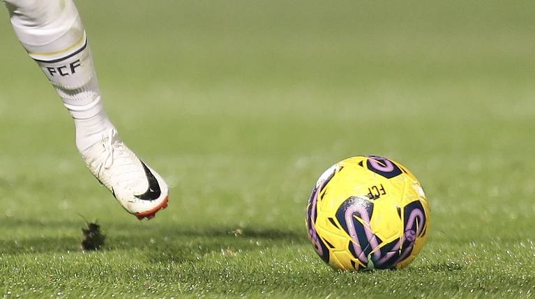 O jogador do FC Famalicão Chiquinho (C) disputa a bola com o jogador do GD Chaves Kelechi (D), durante o jogo da Primeira Liga de futebol entre o FC Famalicão e o GD Chaves, disputado no Estádio Municipal de Famalicão, em Vila Nova de Famalicão, 07 de janeiro 2024. MANUEL FERNANDO ARAÚJO/LUSA