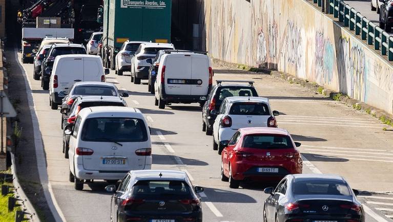 Carros circulam na Avenida da Associação Empresarial do Porto (AEP) junto à rotunda dos Produtos Estrela e do NorteShopping, no Porto, 21 de maio de 2024. JOSÉ COELHO/LUSA