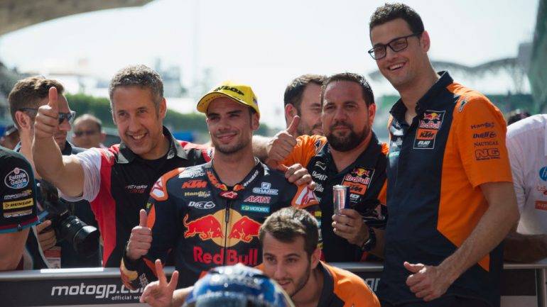 Miguel Oliveira festeja com a equipa da KTM a segunda vitória consecutiva em provas do Mundial de Moto2