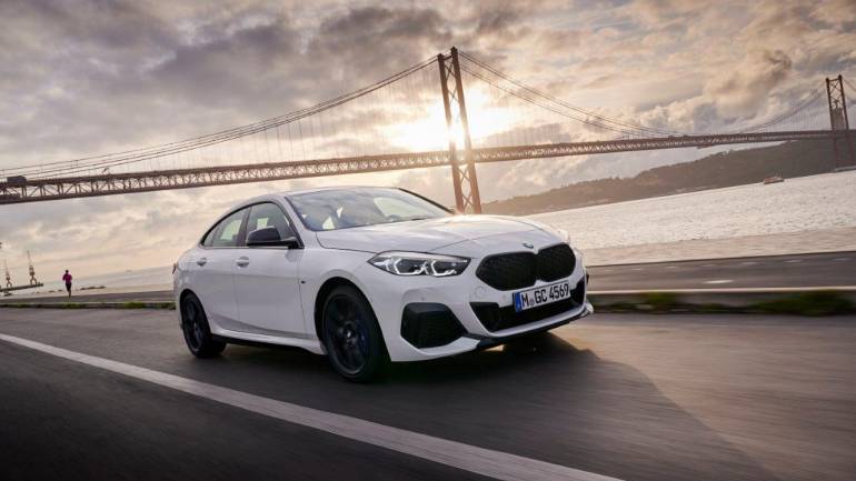 Um familiar versátil apimentado por um carácter mais desportivo. À boa maneira da BMW, o novo Série 2 Gran Coupé M235i xDrive prima pelo conforto numa utilização diária, mas isso não o impede de mostrar do que é capaz sempre que o condutor quer fugir à rotina e divertir-se ao volante