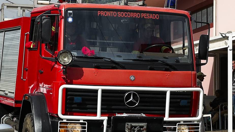 Bombeiros participam no combare ao incêndio no concelho da Calheta, Madeira, 12 de outubro de 2023. O incêndio deflagrou cerca das 18:00 de quarta-feira na freguesia dos Prazeres, no município da Calheta, na zona oeste da Madeira, e motivou a retirada de 120 hóspedes do Hotel Jardim Atlântico”, cerca das 20:00, embora o fogo não tenha atingido a infraestrutura. HOMEM DE GOUVEIA/LUSA