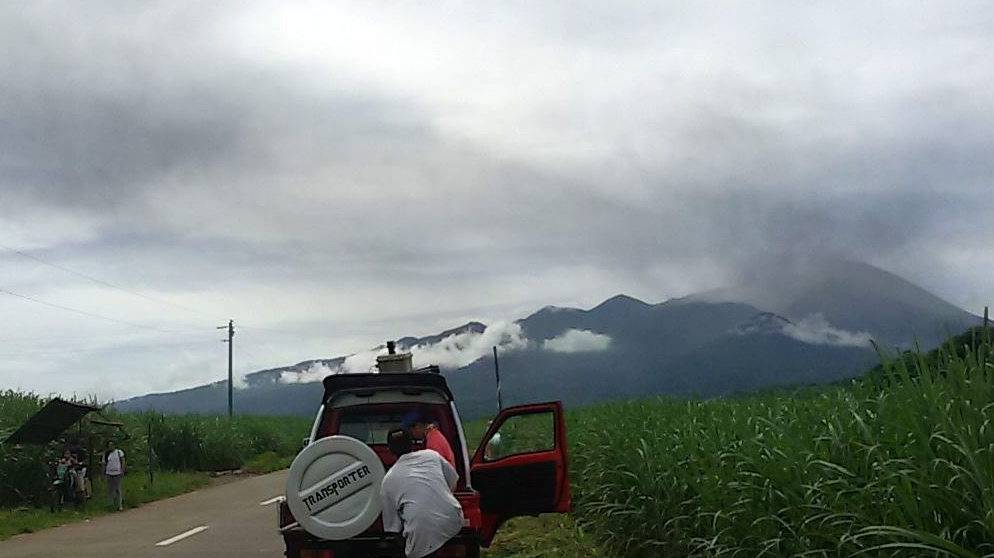 epa05374684 A handout picture dated and released on 18 June 2016 by the Philippine Institute of Volcanology and Seismology (PHIVOLCS) shows Filipino Geochemists conducting study volcanic sulfur dioxide concentrations in the atmosphere as Kanlaon volcano spewing ash in Negros island, Philippines. Mount Kanlaon erupted anew on 18 June 2016, spewing ash into the air, and is currently in a state of unrest, according to the Philippine Institute of Volcanology and Seismology. PHIVOLCS reminded villagers that entry into the four kilometer radius danger zone is strictly prohibited.  EPA/PHIVOLCS / HANDOUT BEST QUALITY AVAILABLE HANDOUT EDITORIAL USE ONLY/NO SALES