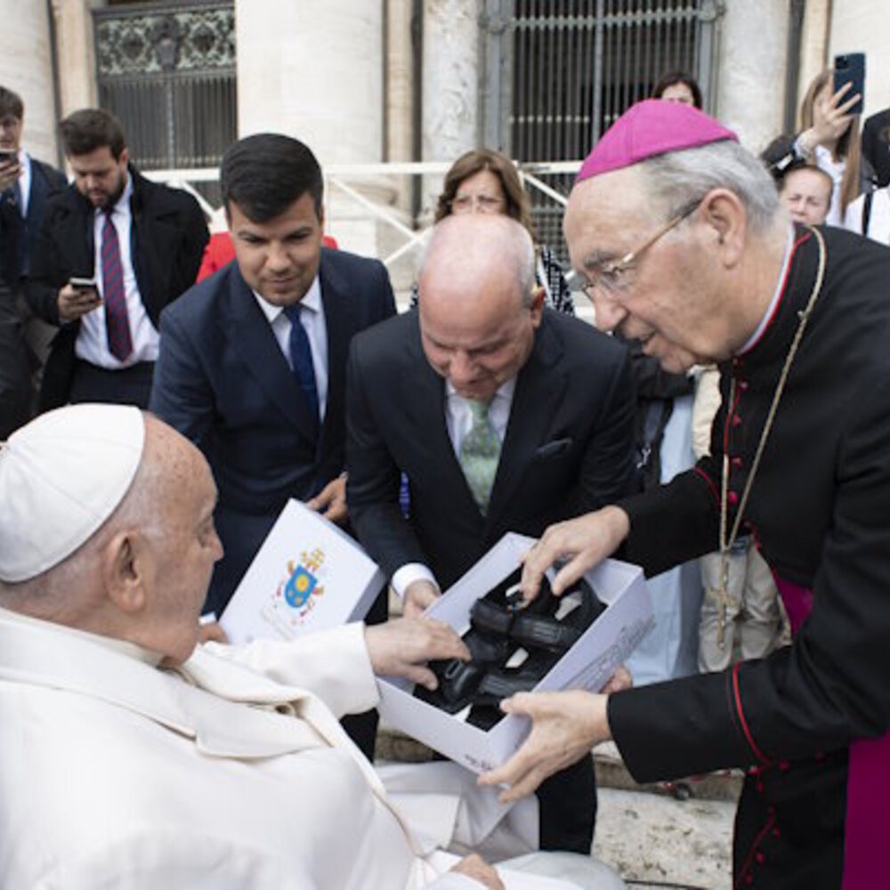 Papa recebe sapatos portugueses, da Ricap