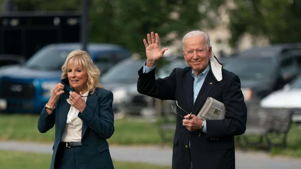 epa09257331 US President Joe Biden (R) and first lady Jill Biden depart the White House heading to Europe, from the Ellipse in Washington, DC, USA, 09 June 2021.  EPA/Chris Kleponis / POOL