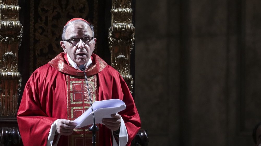 O cardeal patriarca de Lisboa, Manuel Clemente, lê a sua homilia durante o ritual da prostração na missa pascal da Paixão do Senhor, na Sé de Lisboa, 15 de abril de 2022. TIAGO PETINGA/LUSA
