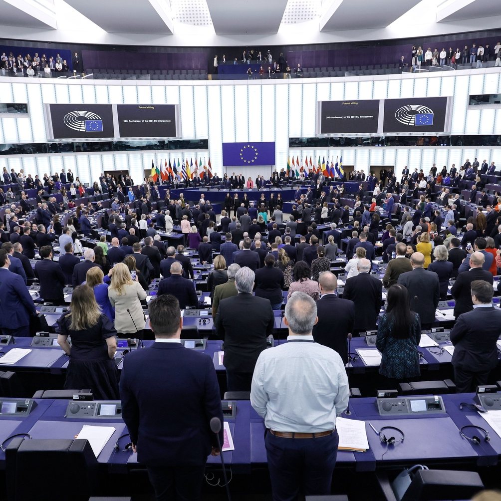 epaselect epa11297741 Members of the European Parliament stand as they listen to the European anthem during a formal sitting on the 20th anniversary of the 2004 EU Enlargement at the European Parliament in Strasbourg, France, 24 April 2024. The EU Parliament&#039;s current plenary session runs from 22 until 25 April 2024.  EPA/RONALD WITTEK