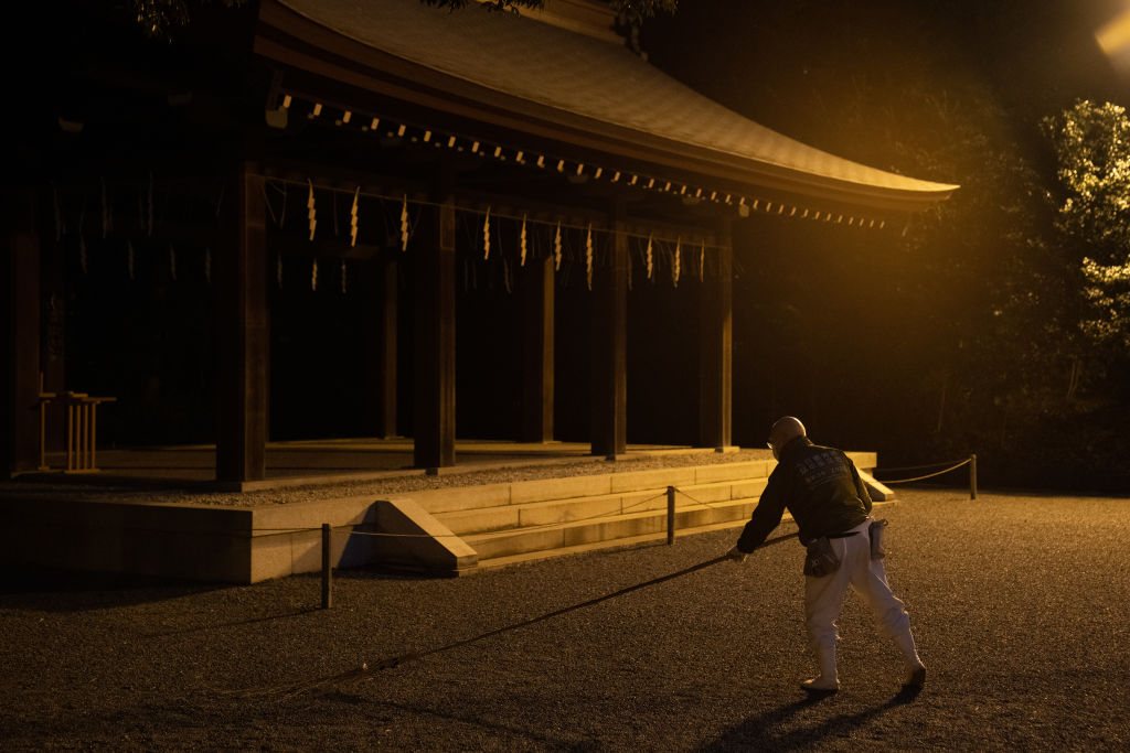Limpeza de um templo em Tóquio no Japão, no dia 1 de janeiro, depois da Passagem de Ano