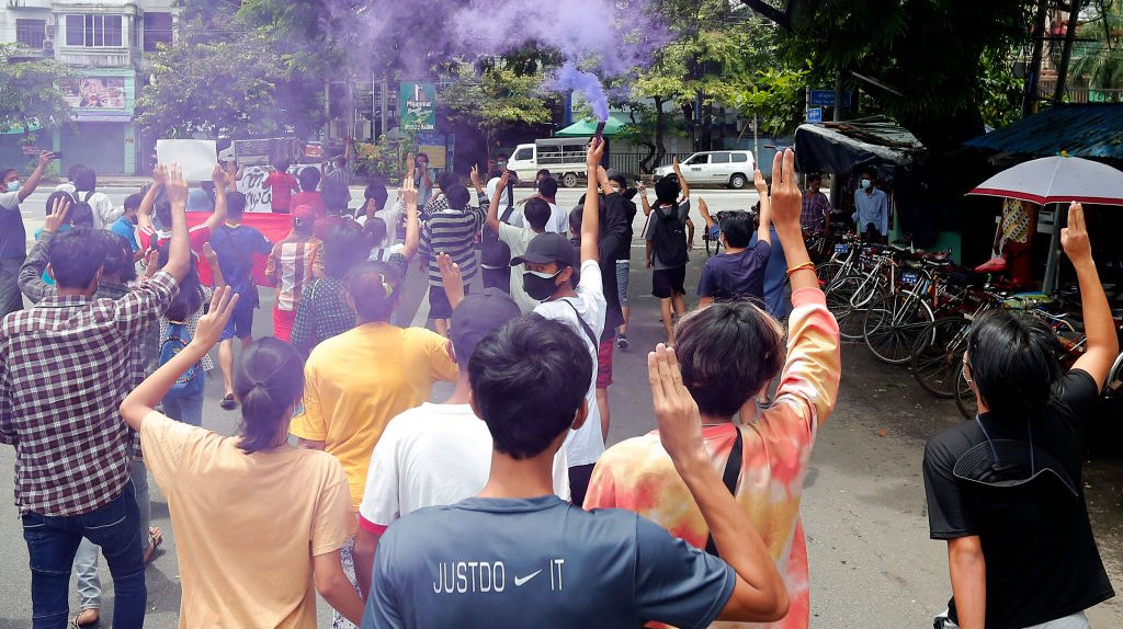 Protesto contra o golpe militar em Rangun, a 28 de julho. Os manifestantes fazem a saudação desafiadora dos três dedos