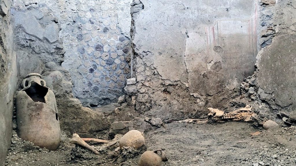 Dois esqueletos descobertos na cidade de Pompeia