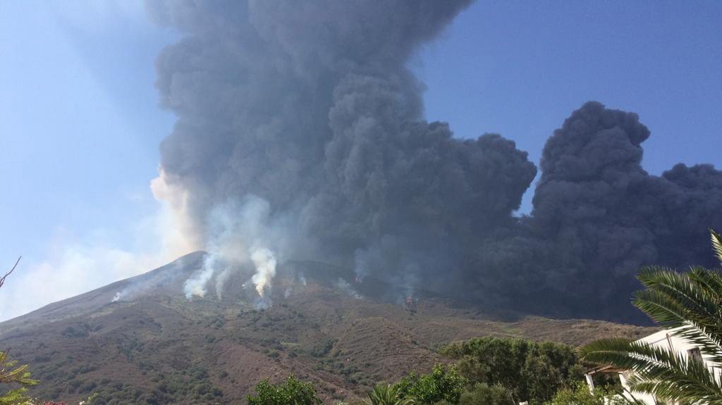 epa07799428 A column of dense smoke rises from the crater of Stromboli volcano, where a powerful explosion occurred with sand, ash and other volcanic material falling on the surrounding area, Stromboli, Messina, Italy, 28 August 2019. Witnesses are reported to have heard a massive explosion sound that they felt was stronger than the eruption on 03 July in which a hiker was killed.  EPA/GIANCARMINE TOLLIS