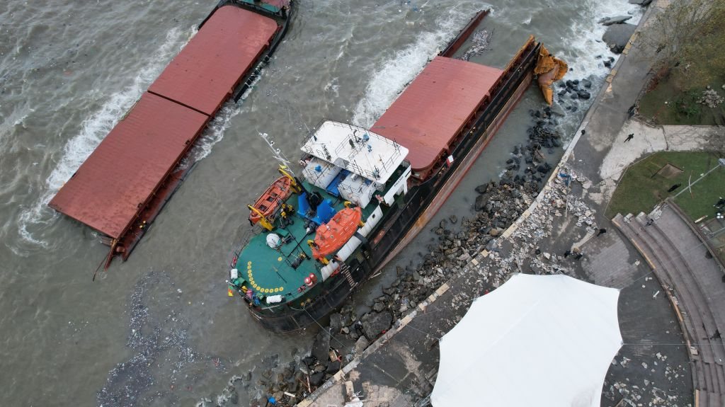Um morto e 11 desaparecidos após navio na costa da Turquia ter afundado