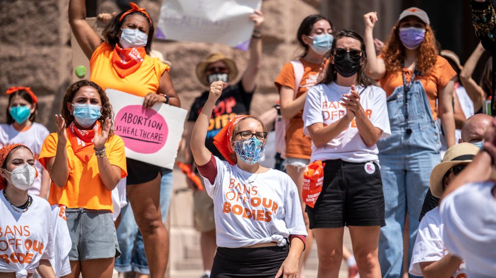 Ativistas a favor do aborto manifestam-se à porta do Capitólio do estado do Texas, na quarta-feira