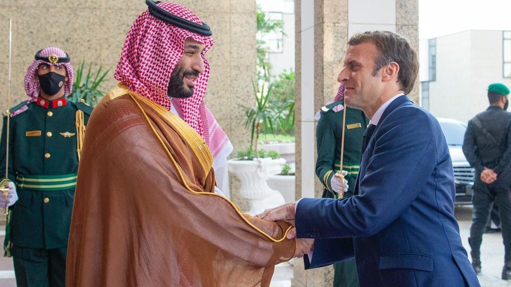 epa09621160 A handout photo made available by the Saudi Royal Court shows Saudi Crown Prince Mohammed bin Salman Al Saud (R) and French President Emmanuel Macron (L) greeting each other before their meeting in Jeddah, Saudi Arabia, 04 December 2021.  EPA/BANDAR ALJALOUD/SAUDI ROYAL COURT / HANDOUT  HANDOUT EDITORIAL USE ONLY/NO SALES