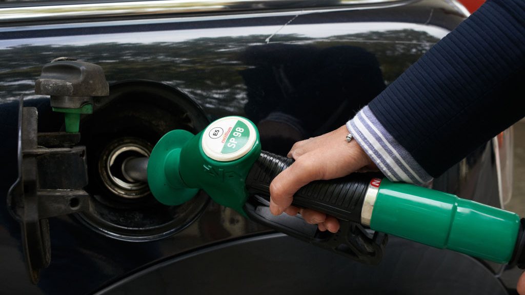 O apoio do estado para a atenuação do crescimento dos preços dos combustíveis, conhecido como &quot;AUTOvoucher&quot;, pode ser usado até março do próximo ano com um limite mensal de 50 litros.