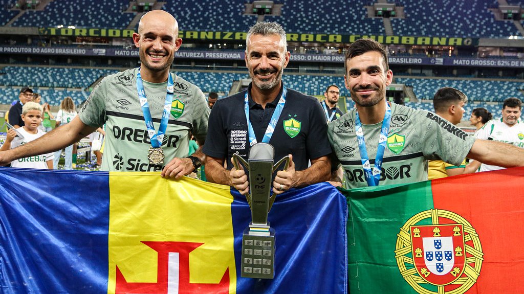 Ivo Vieira, aqui com os adjuntos Pedro Andrade e Honorato Sousa, festejou o primeiro título com a bandeira de Portugal e da Madeira