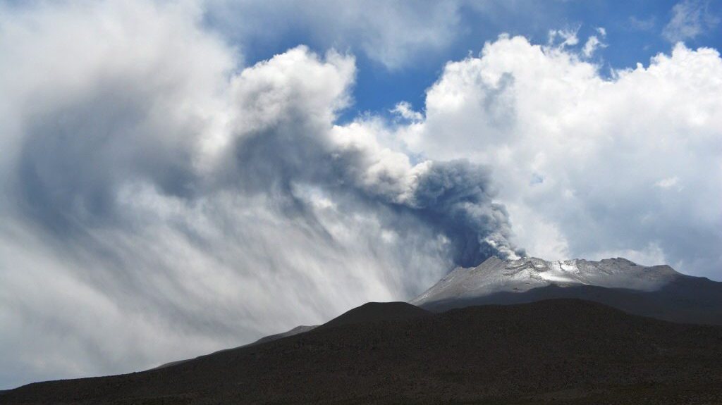 epa04697754 A handout photo released by Volcano Observatory of Peru shows the Ubinas volcano spewing volcanic material, in Moquegua region some 1225 km south of Lima, Peru, 09 April 2015. The Ubinas volcano has been showing intense activitiy and spewed a cloud of ash of about 2500 meters high said the observatory.  EPA/VOLCANO OBSERVATORY OF PERU / HANDOUT EDITORIAL USE ONLY/NO SALES
