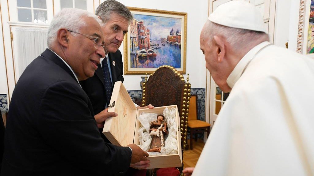 O primeiro-ministro oferece ao Papa uma escultura de São Francisco de Assis, da autoria de José Franco