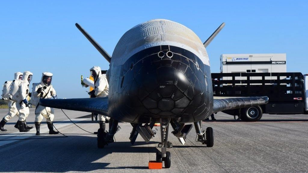 epa05950329 A handout photo made available by the US Department of Defense on 08 May 2017 shows the US Air Force&#039;s X-37B Orbital Test Vehicle mission 4 after landing at NASA&#039;s Kennedy Space Center Shuttle Landing Facility in Florida, USA, 07 May 2017. According to the US Air Force, the re-entry spacecraft spent more than 700 days in space.  EPA/US AIR FORCE / US DEPARTMENT OF DEFENSE HANDOUT  HANDOUT EDITORIAL USE ONLY/NO SALES
