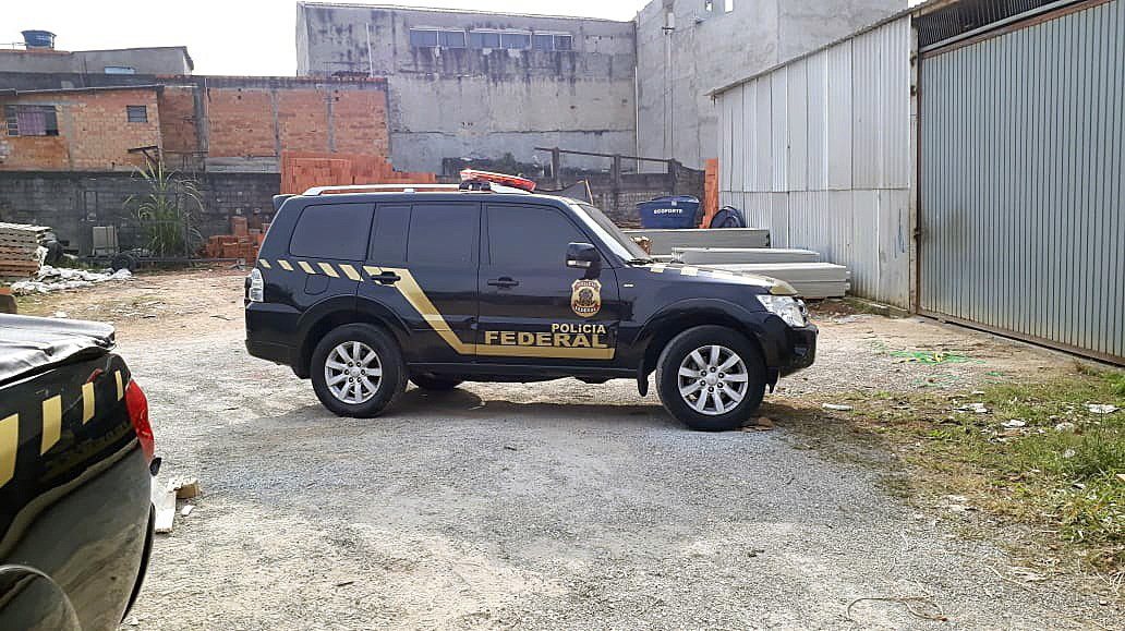 epa07747729 A handout photo made available by the Sao Paulo State Military Police shows the cloned Federal Police cars that were used for stealing gold in the Guarulhos International Airport, in Sao Paulo, Brazil, Issued 29 July 2019. Brazilian Civil Police arrested on 29 July a third suspect of robbing almost 720 kilos of gold in a terminal of the country&#039;s largest airport. The detainee is an alleged worker of the parking lot where the Police found the two cargo vans used by the thieves to escape.  EPA/Policia Militar Sao Paulo HANDOUT  BEST QUALITY AVAILABLE HANDOUT EDITORIAL USE ONLY/NO SALES