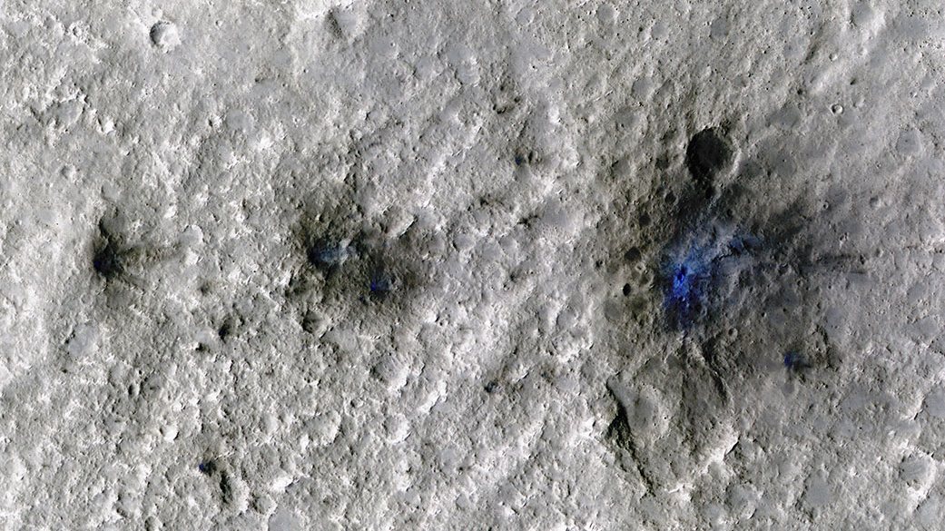 Três crateras formados pelo impacto de um meteorito