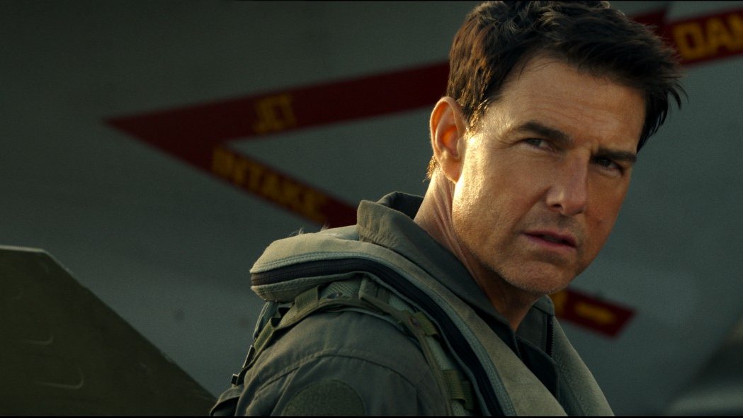 Pete &quot;Maverick&quot; Mitchell (Tom Cruise) cruza os ares no interior do seu F-18 Super Hornet