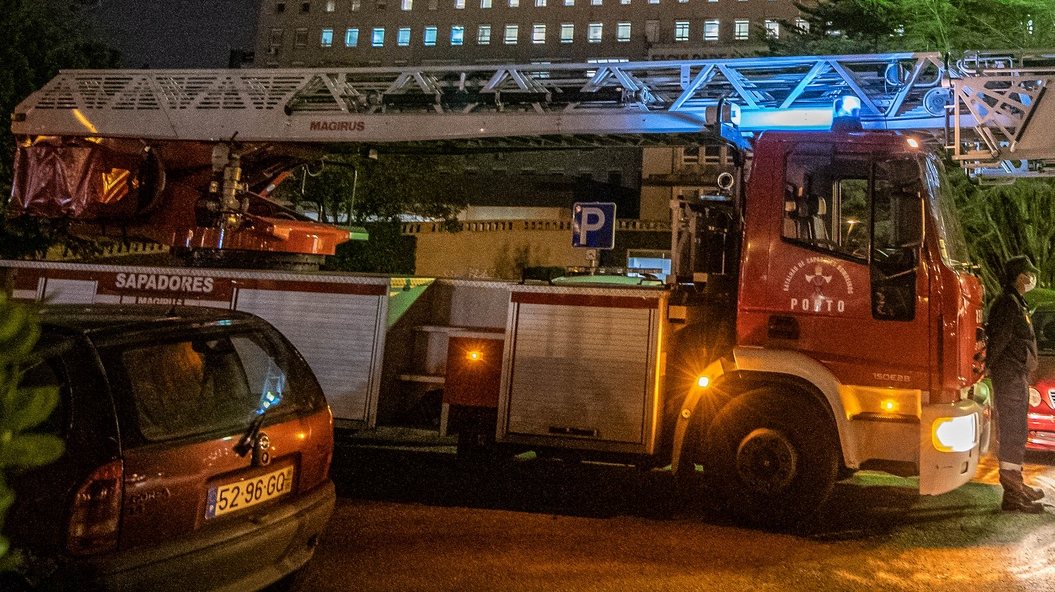 Viatura do Batalhão de Sapadores bombeiros do Porto, estacionada junto ao Hospital de São João, durante a intervenção no incêndio que deflagrou no 9º piso do Hospital, no Serviço de Pneumologia, 19 de Dezembro de 2021 - RUI MANUEL FARINHA / LUSA
