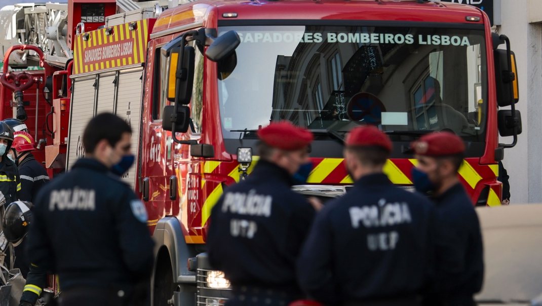 Veículos destruídos junto ao prédio na rua de Santa Marta, em Lisboa, 20 de dezembro de 2020. Pelo menos cinco pessoas ficaram feridas, uma em estado grave, durante uma explosão seguida de incêndio, existindo ainda dois desaparecidos, informaram os Bombeiros Sapadores no local. JOSÉ SENA GOULÃO/LUSA