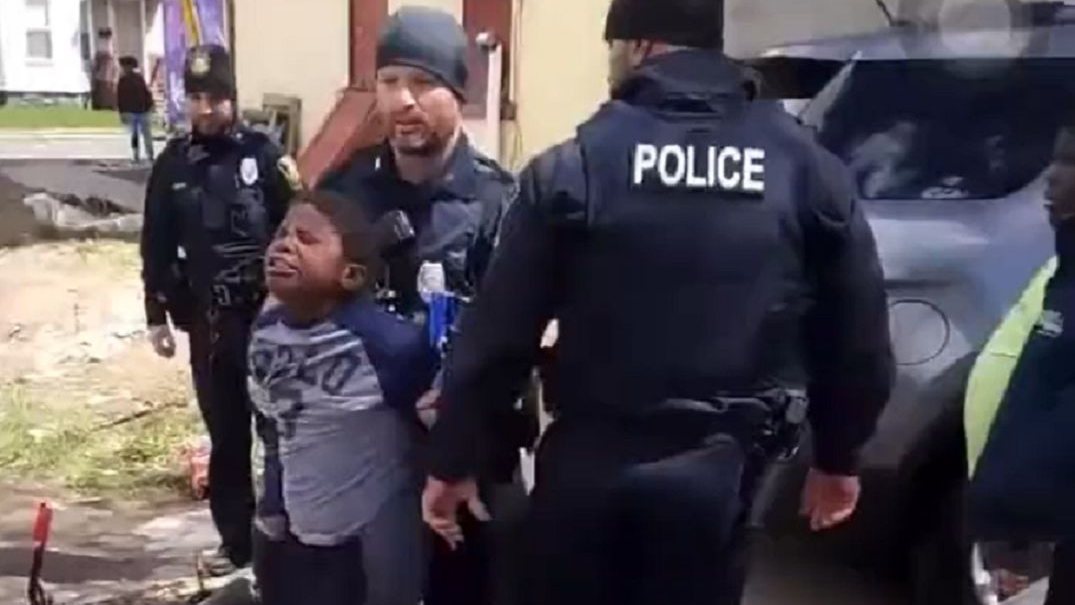 Rapaz de oito anos detido por furtar batatas fritas