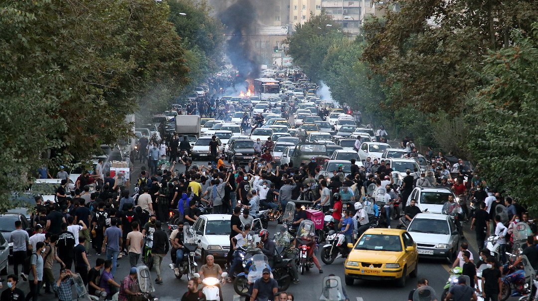 epa10197704 People clash with police during a protest  following the death of Mahsa Amini, in Tehran, Iran, 21 September 2022. Mahsa Amini, a 22-year-old Iranian woman, was arrested in Tehran on 13 September by the morality police, a unit responsible for enforcing Iran&#039;s strict dress code for women. She fell into a coma while in police custody and was declared dead on 16 September, with the authorities saying she died of a heart failure while her family advising that she had no prior health conditions. Her death has triggered protests in various areas in Iran and around the world. According to Iran&#039;s state news agency IRNA, Iranian President Ebrahim Raisi expressed his sympathy to the family of Amini on a phone call and assured them that her death will be investigated carefully. Chief Justice of Iran Gholam-Hossein Mohseni-Eje&#039;i assured her family that upon its conclusion, the investigation results by the Iranian Legal Medicine Organization will be announced without any special considerations.  EPA/STR