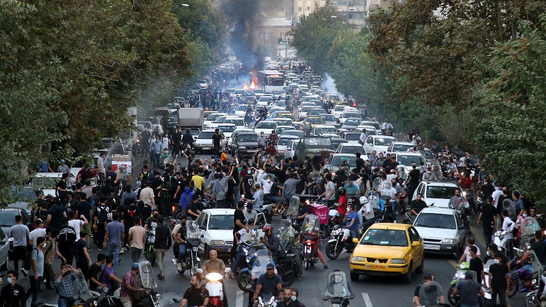epa10197704 People clash with police during a protest  following the death of Mahsa Amini, in Tehran, Iran, 21 September 2022. Mahsa Amini, a 22-year-old Iranian woman, was arrested in Tehran on 13 September by the morality police, a unit responsible for enforcing Iran&#039;s strict dress code for women. She fell into a coma while in police custody and was declared dead on 16 September, with the authorities saying she died of a heart failure while her family advising that she had no prior health conditions. Her death has triggered protests in various areas in Iran and around the world. According to Iran&#039;s state news agency IRNA, Iranian President Ebrahim Raisi expressed his sympathy to the family of Amini on a phone call and assured them that her death will be investigated carefully. Chief Justice of Iran Gholam-Hossein Mohseni-Eje&#039;i assured her family that upon its conclusion, the investigation results by the Iranian Legal Medicine Organization will be announced without any special considerations.  EPA/STR