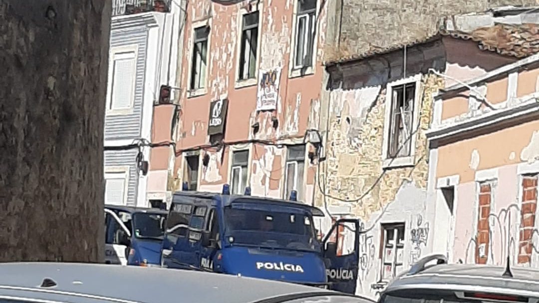 Fonte do Comando Metropolitano de Lisboa da PSP disse apenas que foi cumprido uma ordem de despejo de um edifício &quot;ocupado indevidamente&quot;