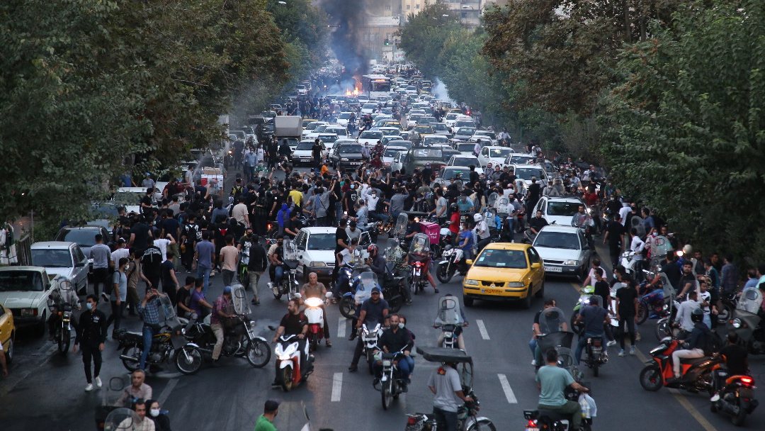 epa10197708 People clash with police during a protest  following the death of Mahsa Amini, in Tehran, Iran, 21 September 2022. Mahsa Amini, a 22-year-old Iranian woman, was arrested in Tehran on 13 September by the morality police, a unit responsible for enforcing Iran&#039;s strict dress code for women. She fell into a coma while in police custody and was declared dead on 16 September, with the authorities saying she died of a heart failure while her family advising that she had no prior health conditions. Her death has triggered protests in various areas in Iran and around the world. According to Iran&#039;s state news agency IRNA, Iranian President Ebrahim Raisi expressed his sympathy to the family of Amini on a phone call and assured them that her death will be investigated carefully. Chief Justice of Iran Gholam-Hossein Mohseni-Eje&#039;i assured her family that upon its conclusion, the investigation results by the Iranian Legal Medicine Organization will be announced without any special considerations.  EPA/STR