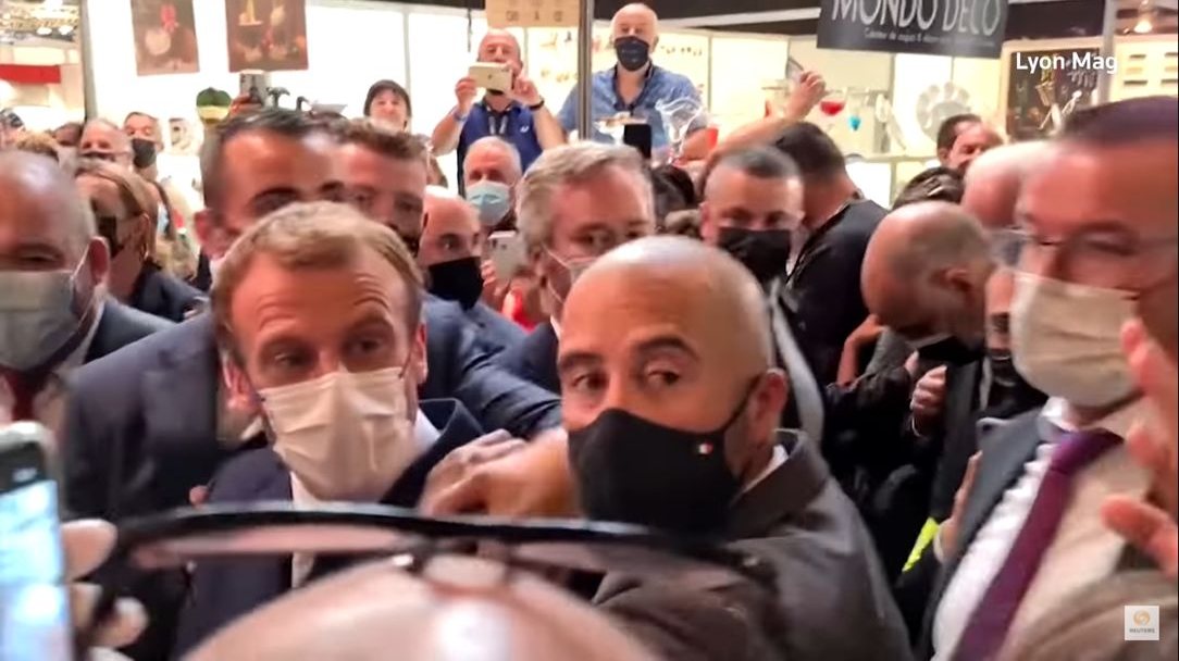 Esta não foi a primeira vez que Emmanuel Macron foi atingido por um ovo num ato de protesto