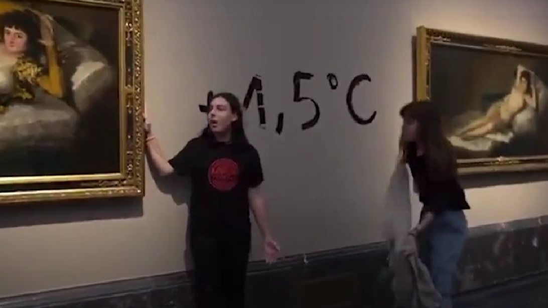 Nos vídeos que circulam pelas redes sociais, vê-se duas jovens a grafitar na parede do Museu do Prado