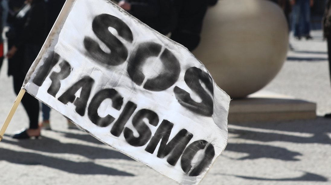 Manifestantes protestam no âmbito do Dia Internacional pela Eliminação da Discriminação Racial contra a exploração laboral, a violência policial, a segregação escolar, a segregação habitacional e os despejos, com a participação de várias organizações ativistas. em Lisboa, 21 de março de 2021. ANTÓNIO COTRIM/LUSA