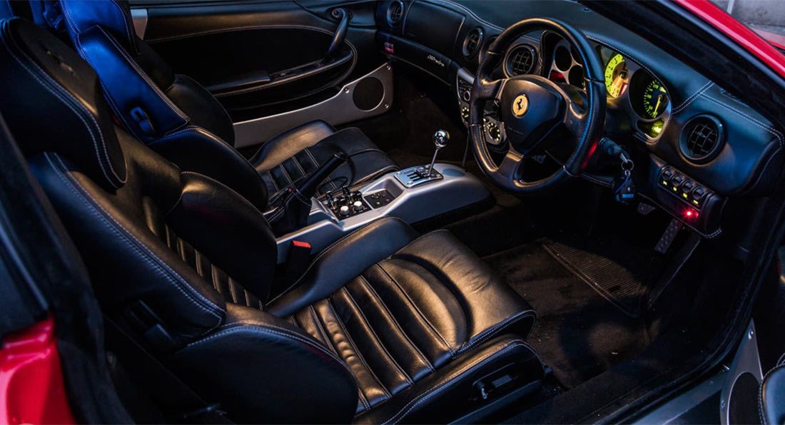 Esta limusina Ferrari tem espaço para oito. E bar – Observador
