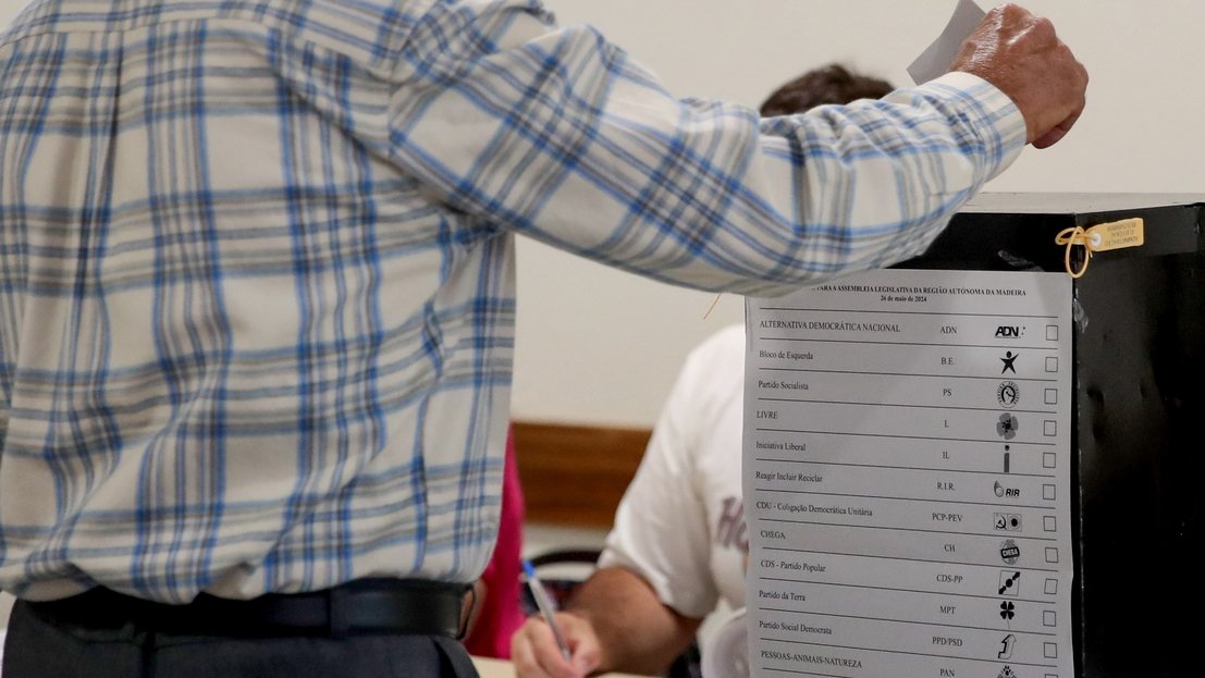 Um cidadão  exerce o seu direito de voto para as eleições Legislativas Regionais da Madeira, esta manhã na freguesia de São Martinho, no Funchal, Madeira, 26 de maio de 2024. HOMEM DE GOUVEIA/LUSA
