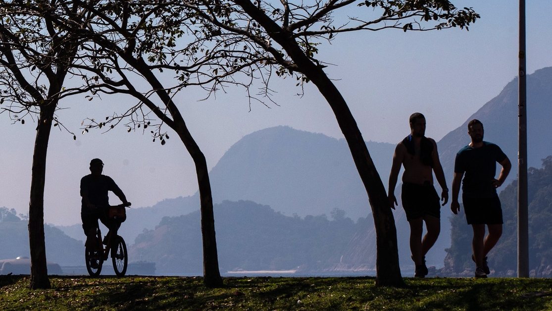 epa10781598 People tour the coast of Botafogo, with the Sugarloaf Mountains in the background, in Rio de Janeiro, Brazil, 02 August 2023.  EPA/ANDRE COELHO
