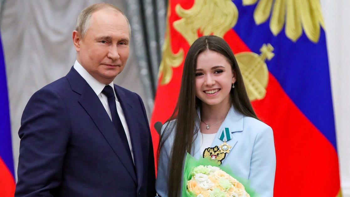 Vladimir Putin condecorou no Kremlin os medalhados nos Jogos Olímpicos de Inverno, incluindo Kamila Valieva da patinagem artística
