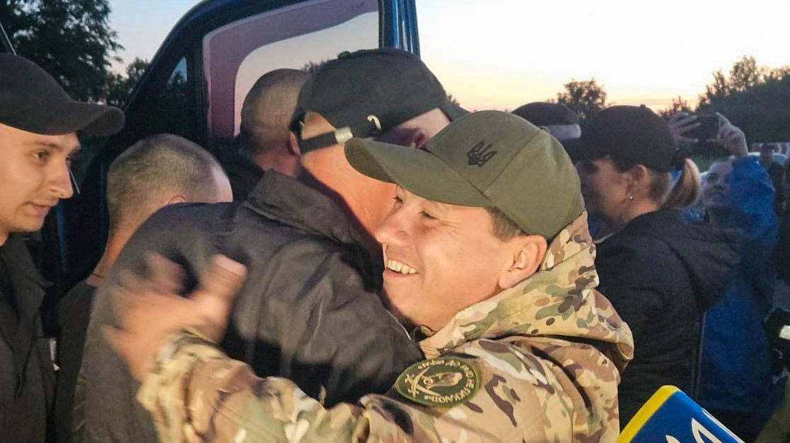 epa11437967 A handout photo made available by the Ukrainian Presidential Press Service shows Ukrainian prisoners of war hug as they arrive on Ukraine-controlled territory, at an undiscloed location in Ukraine, 25 June 2024. Ninety Ukrainians returned home from Russian captivity, according to President Zelensky. Russian troops entered Ukrainian territory on 24 February 2022, starting a conflict that has provoked destruction and a humanitarian crisis.  EPA/UKRAINE PRESIDENTIAL PRESS SERVICE / HANDOUT -- BEST QUALITY AVAILABLE -- HANDOUT EDITORIAL USE ONLY/NO SALES HANDOUT EDITORIAL USE ONLY/NO SALES