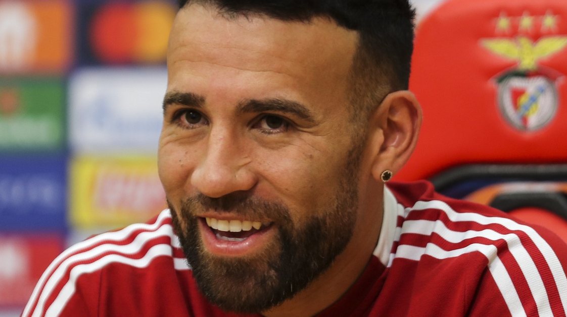 epa09465506 Benfica&#039;s Nicolas Otamendi speaks during a press conference at Benfica&#039;s training camp in Seixal, Portugal, 13 September 2021. Benfica Lisbon will face Dynamo Kiev in their UEFA Champion League group E soccer match on 14 September 2021.  EPA/MIGUEL A. LOPES