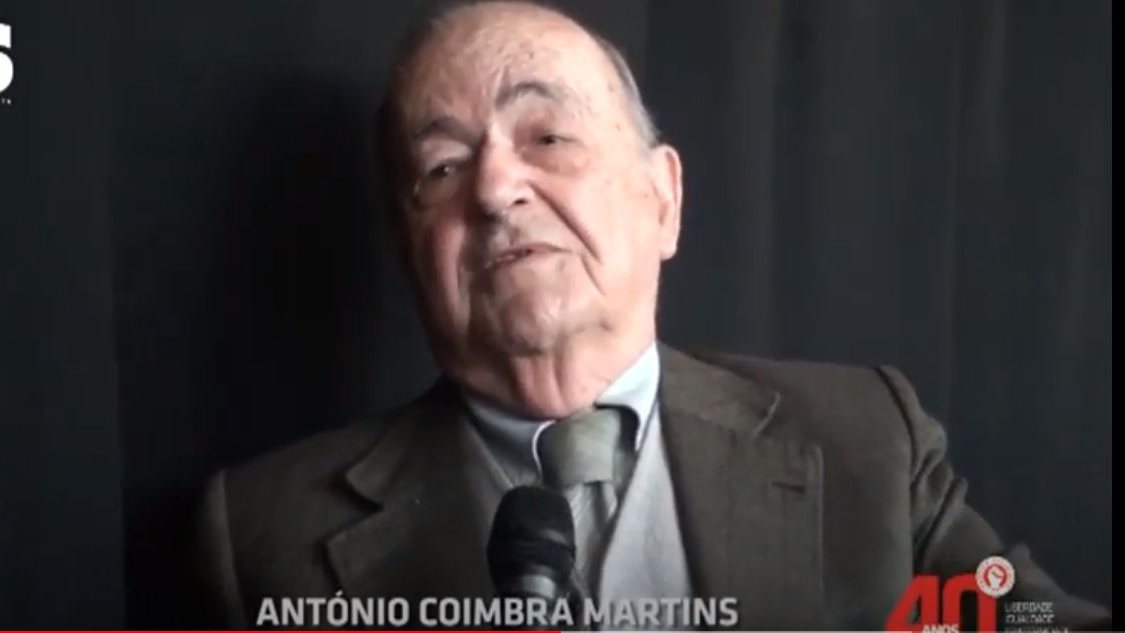 António Coimbra Martins dividiu a sua vida entre Portugal e França, tendo ambos os países partilhado o seu talento e reconhecido o seu mérito