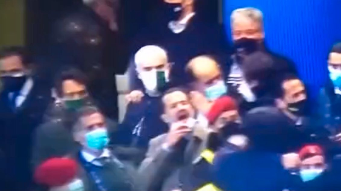 Imagens da SportTV apanharam clima de tensão na tribuna do Estádio Magalhães Pessoa, em Leiria, com vários seguranças a separar dirigentes dos dois clubes