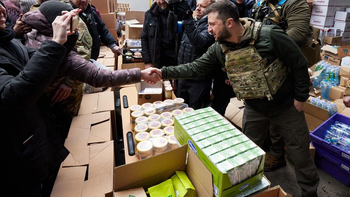 Embalagens de leite Mimosa num centro de ajuda humanitária em Bucha, visitado pelo Presidente ucraniano Volodymyr Zelensky