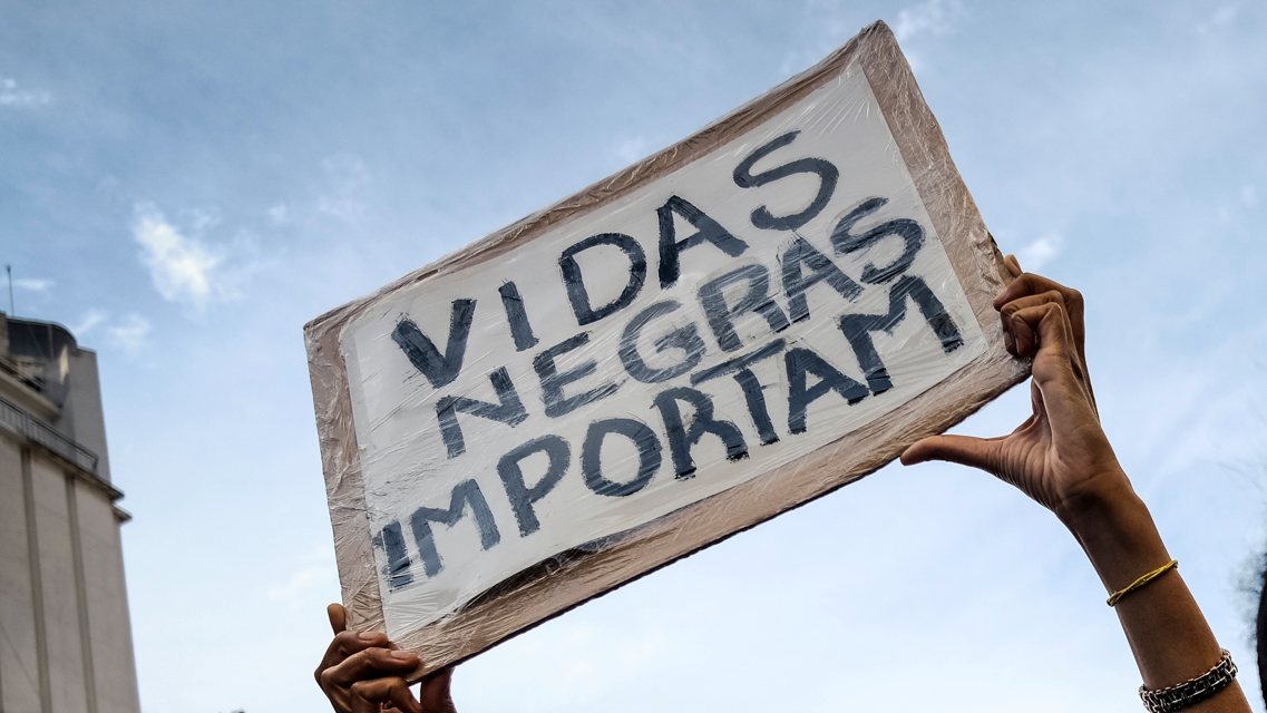 &quot;A diferença é motivo de celebração e crescimento, não motivo de destruição&quot; ou &quot;Portugal é um país com história racista&quot; foram algumas das inscrições nos cartazes exibidos