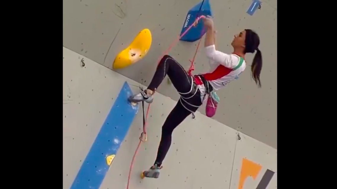 Elnaz Rekabi faz escalada há anos, mas é a primeira vez que compete sem o lenço na cabeça (imagem retirada do vídeo que mostra a prova da atleta)
