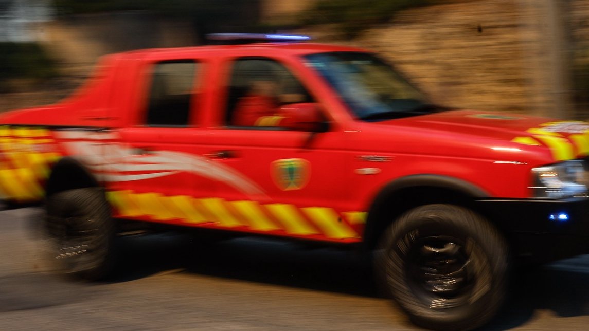 Mais de 300 operacionais combatem um incêndio que deflagrou hoje em mato por volta das 12:20, em Alcabideche, no concelho de Cascais, Lisboa, de acordo com a Proteção Civil, 21 de julho de 2024. Segundo a página da Autoridade Nacional de Emergência e Proteção Civil (ANEPC), consultada às 17:08, 313 bombeiros, 91 veículos e nove meios aéreos combatiam o incêndio no local. ANTÓNIO PEDRO SANTOS/LUSA